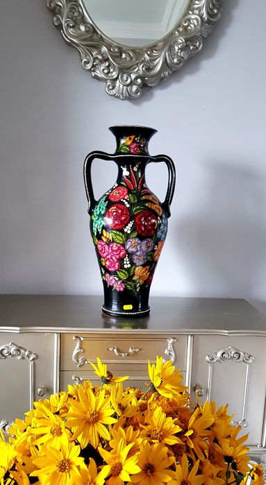 Vas vechi din ceramică