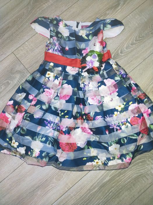 Продам платья на девочку.