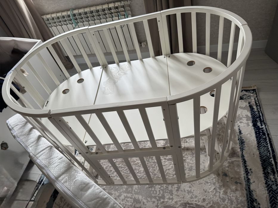 Детская кровать с матрасом, маятником