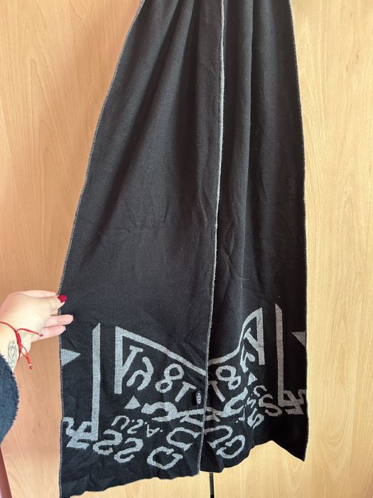 Оригинален шал на GUESS