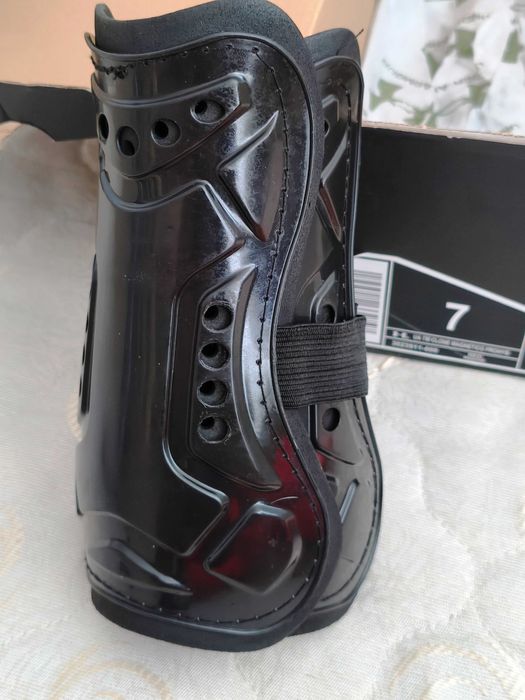 Футболни обувки бутонки Under Armour FORMTRUE; футболни кори BULLDOZER