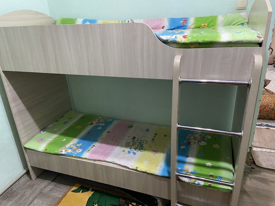 двухьярусная кровать