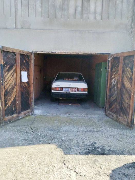 Продавам гараж 26.43 кв.м. (бл. 40), гр. Казанлък, ж.к. Изток