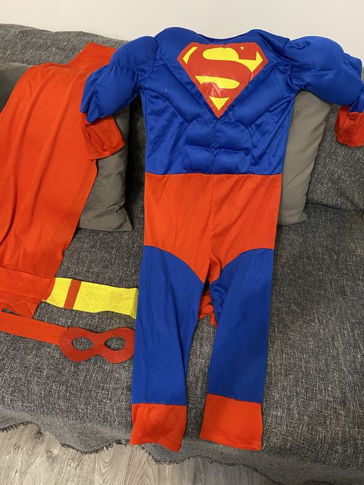 Vând costume copii cu predare personala in Bucuresti– Superman și ren, mărimea 4–5 ani