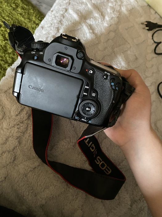 Kit Complet Canon EOS 60D + Obiectiv 18-200mm IS + Blitz Speedlite 430