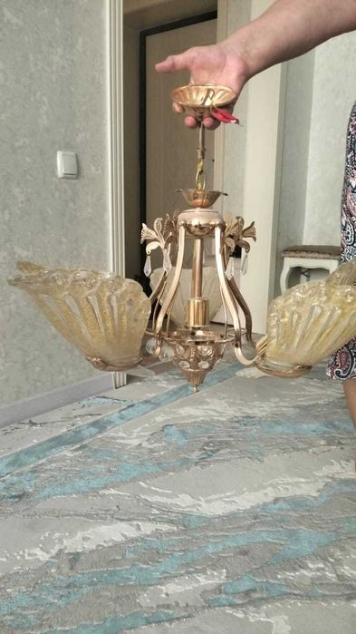 Продам б/у люстру