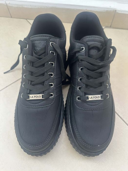 Нови черни обувки