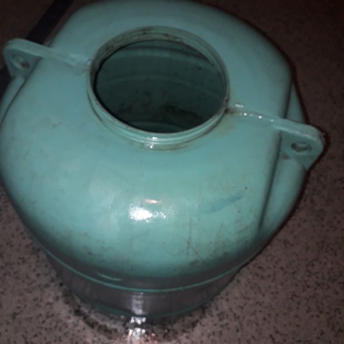 Продавам пластмасов бидон 100 литра.