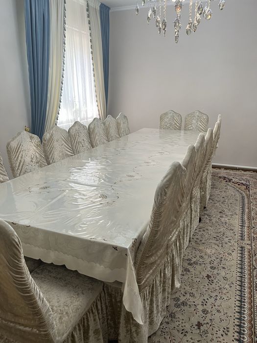 Стол и стулья для гостей