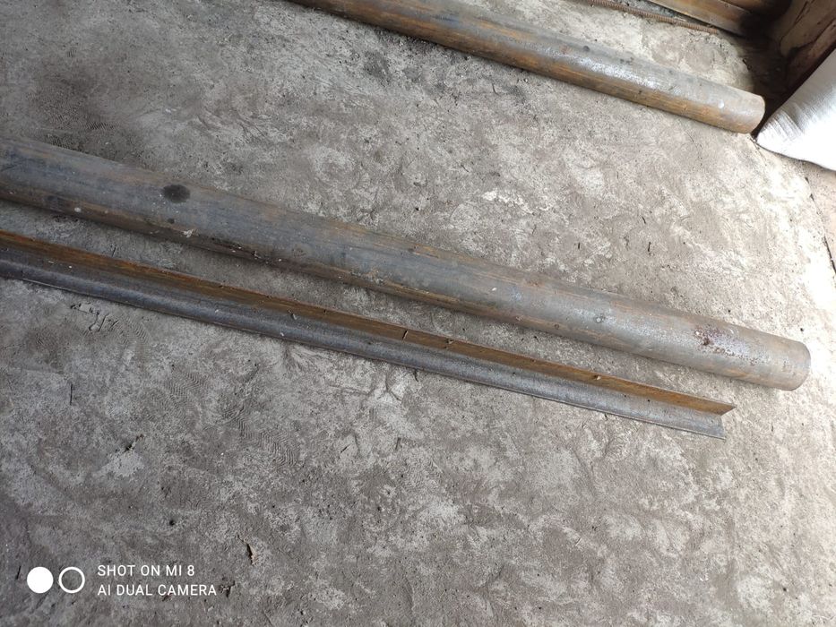 Уголок стальной металлический.