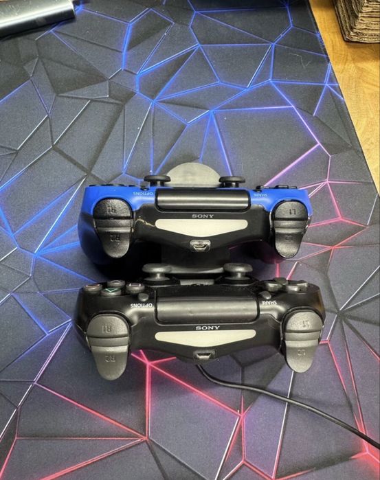 PS4 Pro 1TB 3 controllere