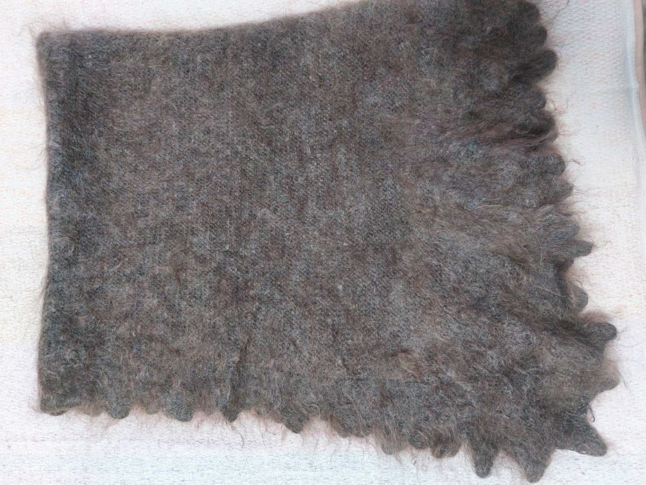 Пуховый платок серый