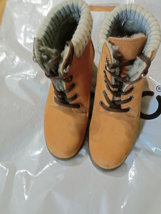 Продаются ботинки , тёплые , кожа 36