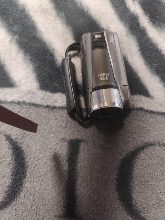 Продам видеокамеру Canon LEGRIA HF R205