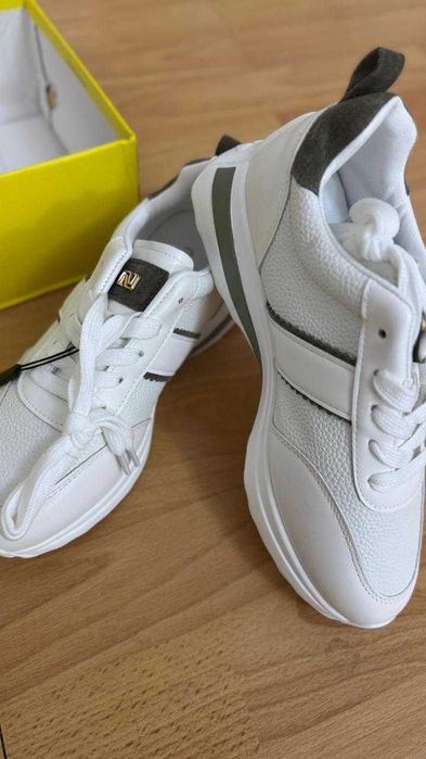 Кроссовки новые .