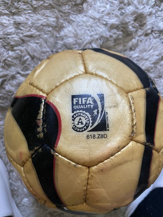 Топка за футзал.