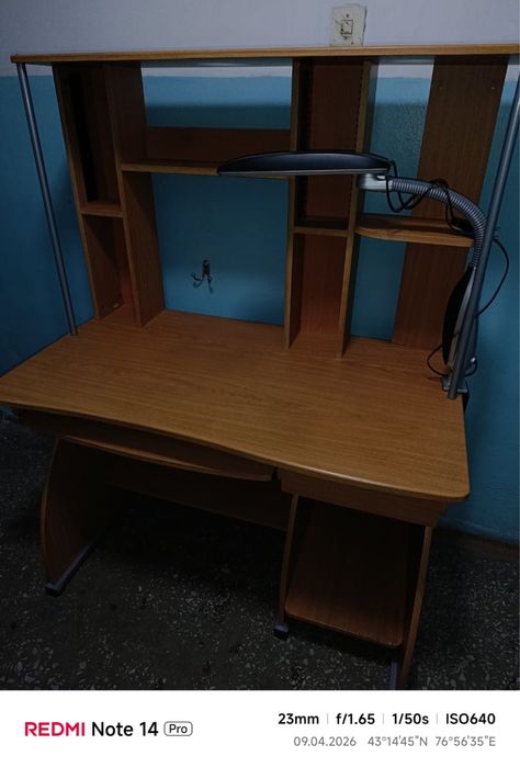 Компьютерный стол с офисным креслом