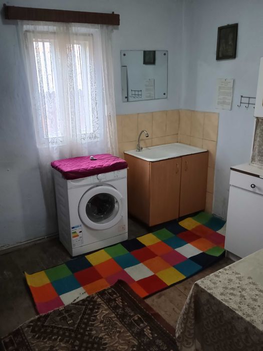 Casa la tara de vanzare