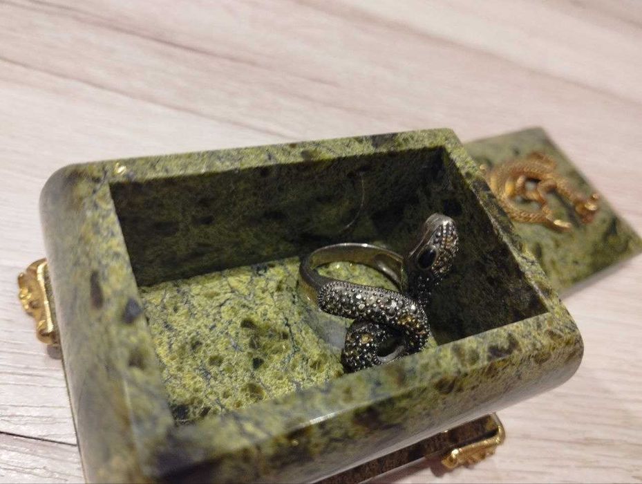 Винтажное кольцо Змея в шкатулке из змеевика, ~18 размер