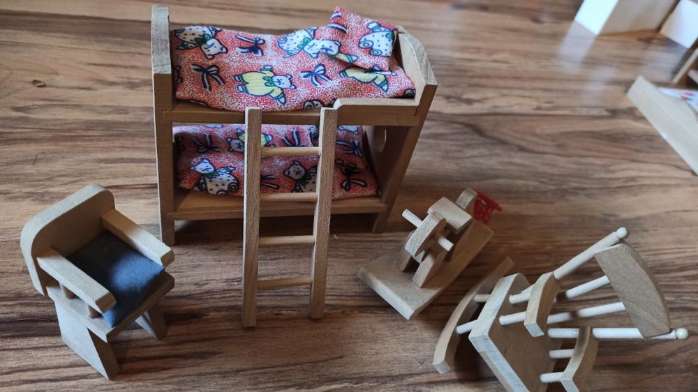 Запазена дървена къща с кукли и мебели и