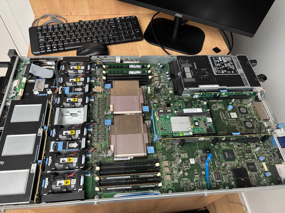 Лот 8 сървъра Dell PowerEdge R630 (256GB RAM) + R610 — €2500 за всичко