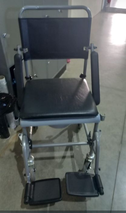 Cărucior cu toaletă bătrâni