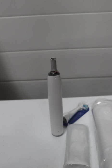 Електрическа четка за зъби Oral-B iO Series 9 - бяла, ДЕФЕКТ в дисплея