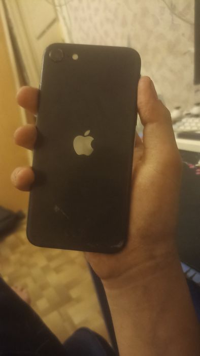 Обменяю iPhone SE двадцатого года или продам