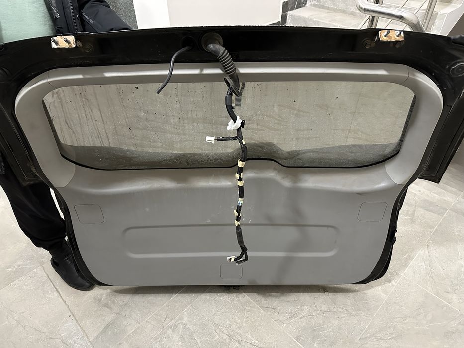 Toyota estima дверь багажника