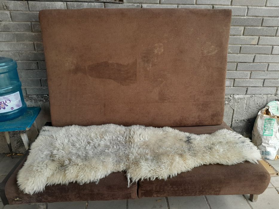 Отдам остатки дивана бесплатно.