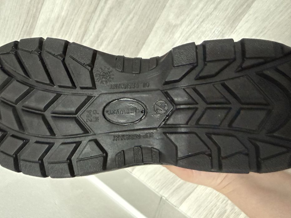 Продам зимние ботинки сефти