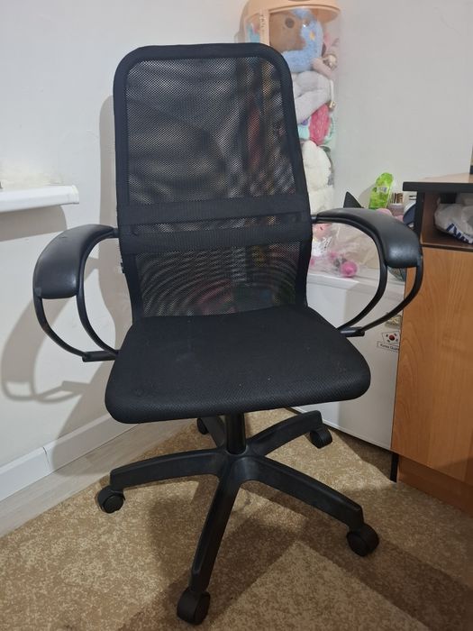 Кресло черного цвета