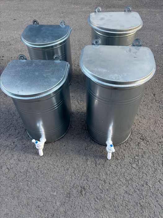 Bazin de apă din tablă zincată , cu robinet .