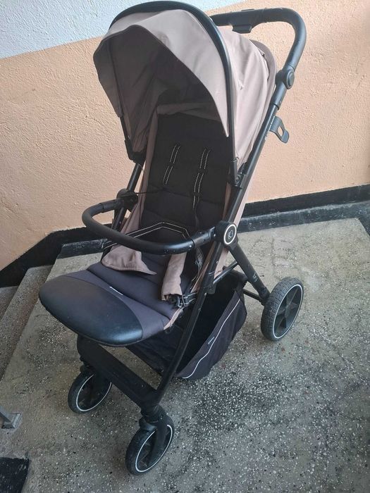 Продавам детска количка KikaBoo Lucy в много добро състояние. Цвят Бежов