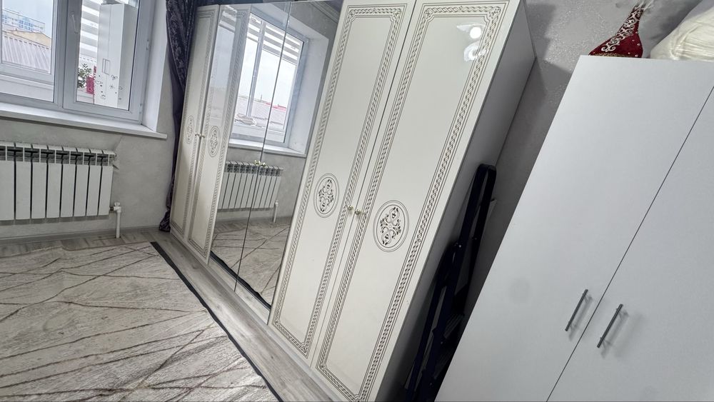 Продам Шкаф с комодом