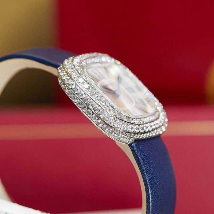 Кварцов дамски часовник Cartier Coussin de Cartier