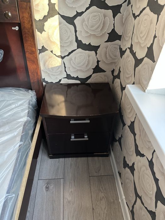 Две прикроватные тумбы