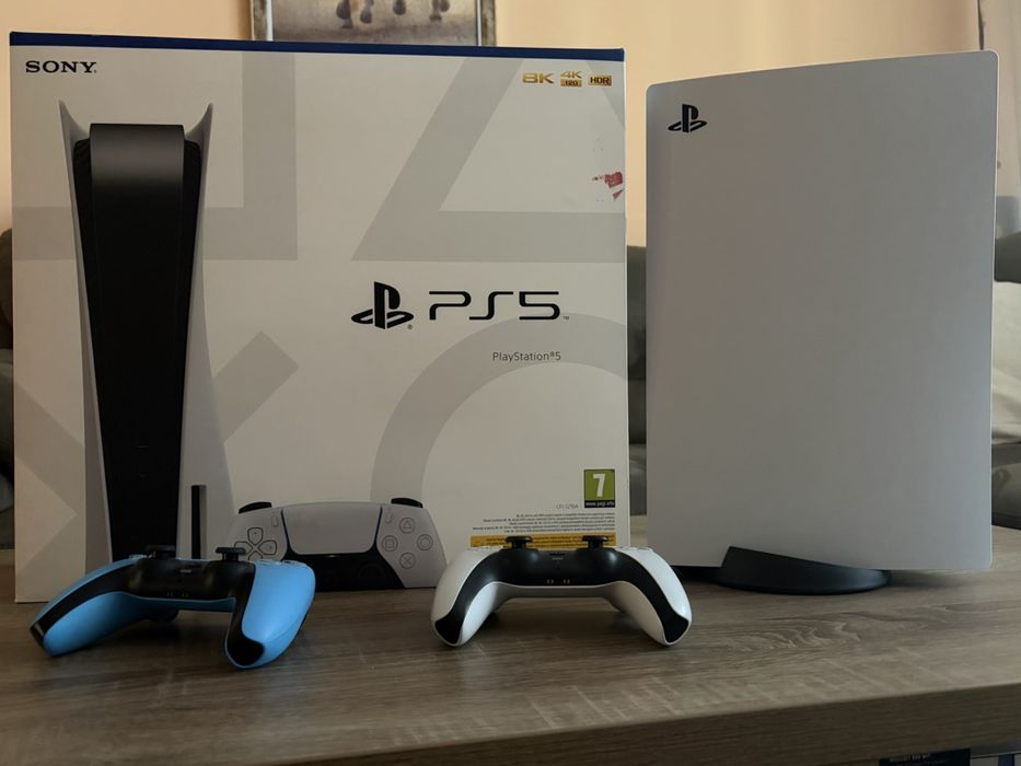 Продавам PS5 с два джойстика