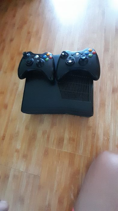 Vând xbox 360 cu jocuri