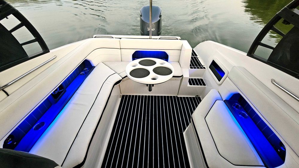 Rinker Q5.Yamaha 300cp.Tower black