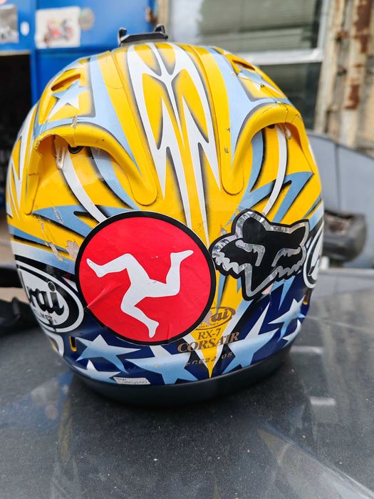 Мото каски, ботуши, екип от 2 части и раници.