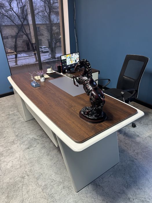 Руководительский стол