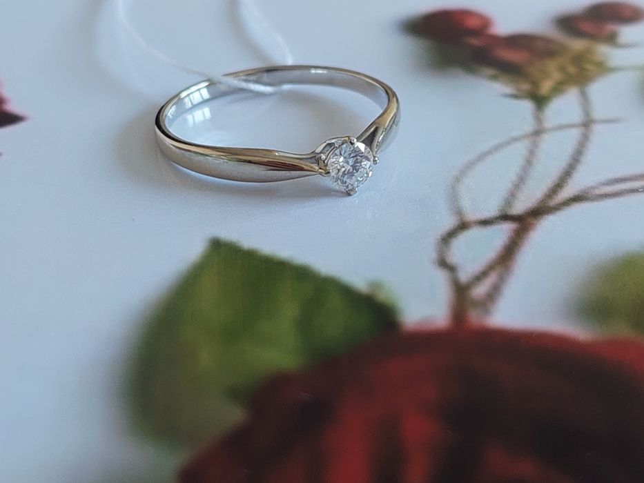 Золотое кольцо с бриллиантом