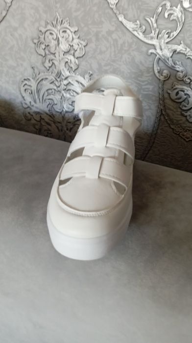 Продам Летние сандалии в белом цвете