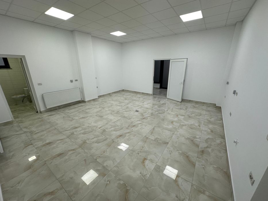 Inchiriez spatiu comercial 65mp