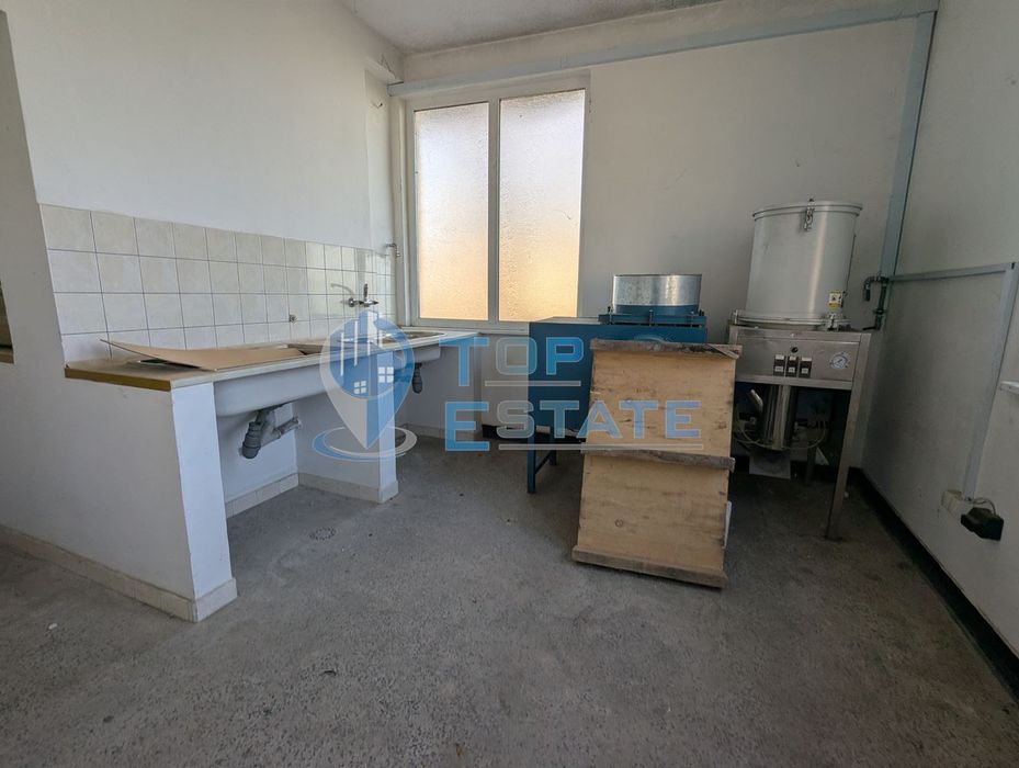 Промишлено помешение на центъра на село Първомайци, област Велико Тър