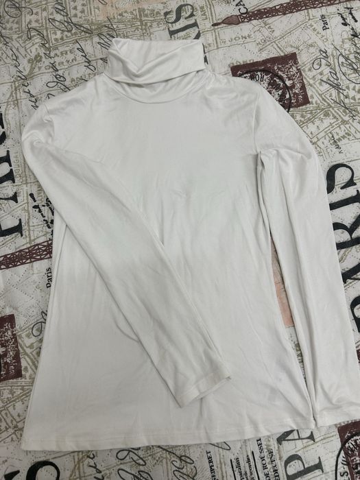 Блузка Guess и бяла блуза със пуловер