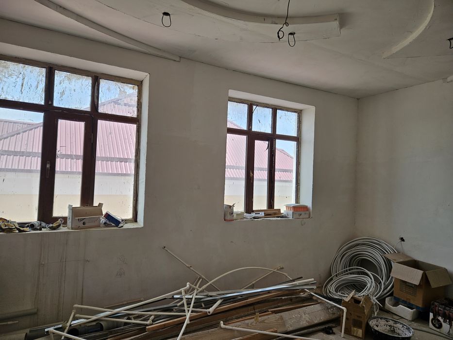 Карши Инфин банк тугрисида 3 этаждан 2 хонали 96 кв Дом сотилади.