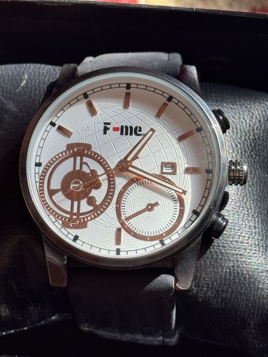 Продаются мужские часы.