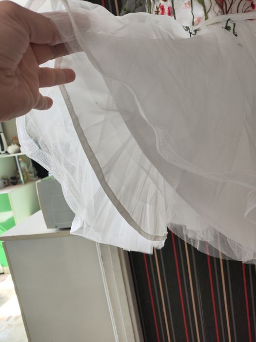 Продам платье с вышивкой